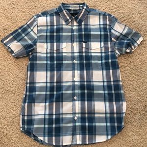 Men’s Hurley shirt sleeve shirt.
